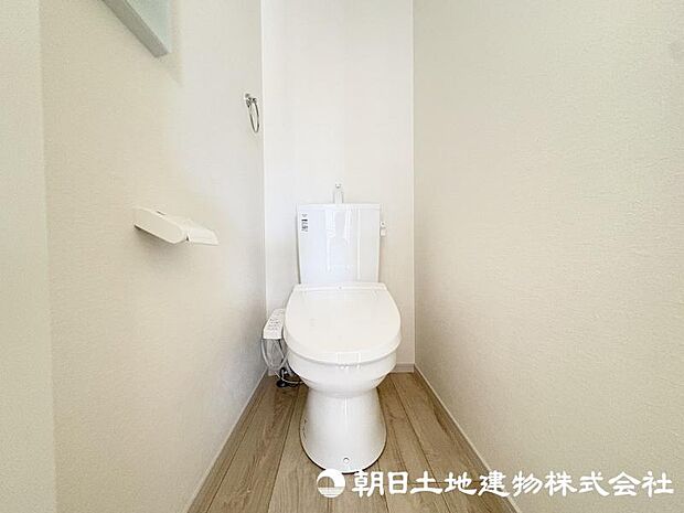 毎日使う場所だからこそ、清潔感と使いやすさが大切なトイレ。快適な暮らしをサポートする落ち着いた空間です。