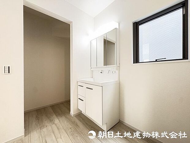 朝の準備から帰宅後の手洗いまで、家族みんなが使いやすい洗面所。快適な暮らしを支える実用的なスペースです。