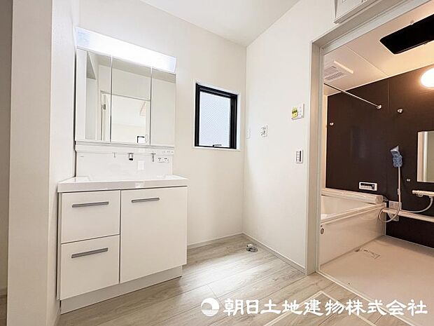 朝の準備から帰宅後の手洗いまで、家族みんなが使いやすい洗面所。快適な暮らしを支える実用的なスペースです。