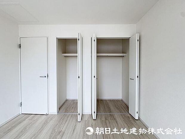 日々増える荷物もすっきり片付けられる収納スペース。居住空間を広く快適に使える便利な設備です。