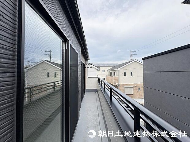 住まいに開放感をプラスするバルコニー。日当たりや風通しを感じながら、心地よい時間を過ごせる場所です。