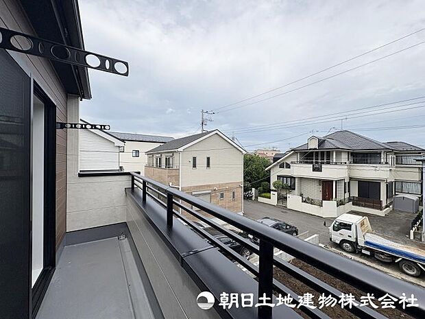 住まいに開放感をプラスするバルコニー。日当たりや風通しを感じながら、心地よい時間を過ごせる場所です。