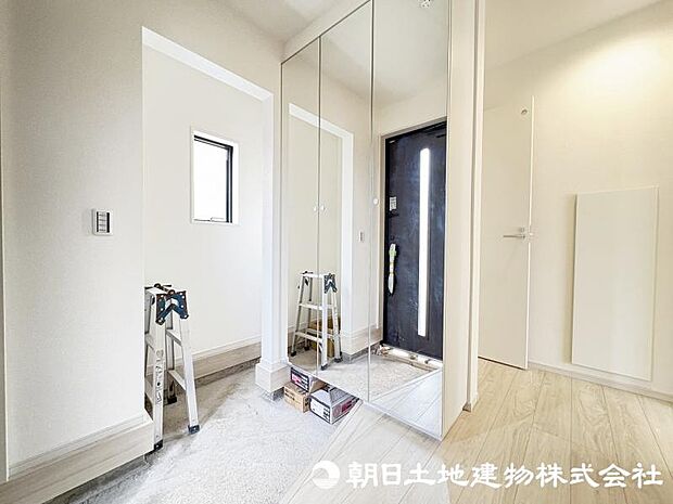 住まいの第一印象を演出する玄関。ご家族やゲストを心地よく迎え入れる、明るく清潔感のある空間です。