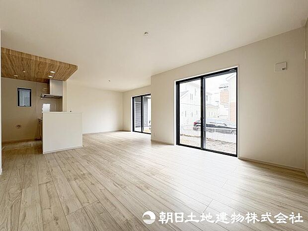 家族が自然と集まるリビングは、毎日の暮らしを心地よく彩る安らぎの空間です。家具の配置やインテリア次第で、お好みの雰囲気にコーディネートできます。