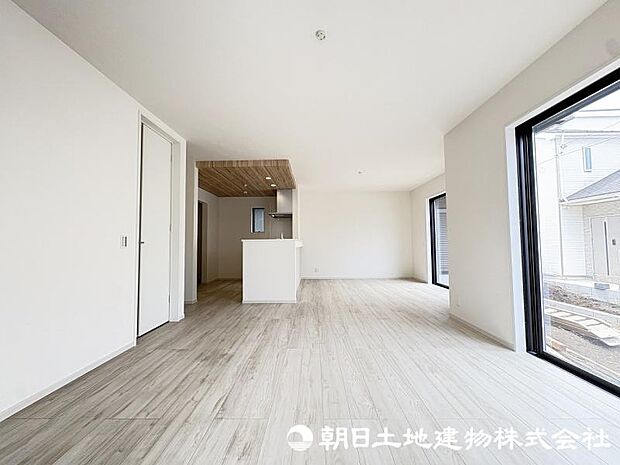 住まう方のライフスタイルに合わせて自由に使えるリビング空間。家族団らんの時間はもちろん、趣味やくつろぎのひとときにもぴったりです。