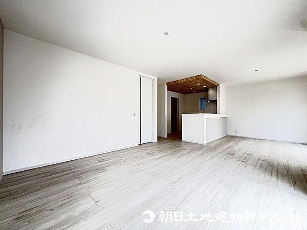 日々の暮らしの中心となるリビングは、居心地の良さと使いやすさを兼ね備えた空間です。家族との会話を楽しみながら、快適な時間を過ごせます。