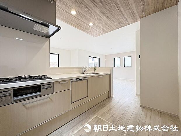 毎日の料理が楽しくなる、使い勝手に配慮したキッチン。家族との会話を楽しみながら、心地よい時間をお過ごしいただけます。