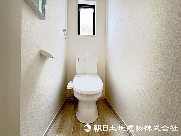 毎日使う場所だからこそ、清潔感と使いやすさが大切なトイレ。快適な暮らしをサポートする落ち着いた空間です。
