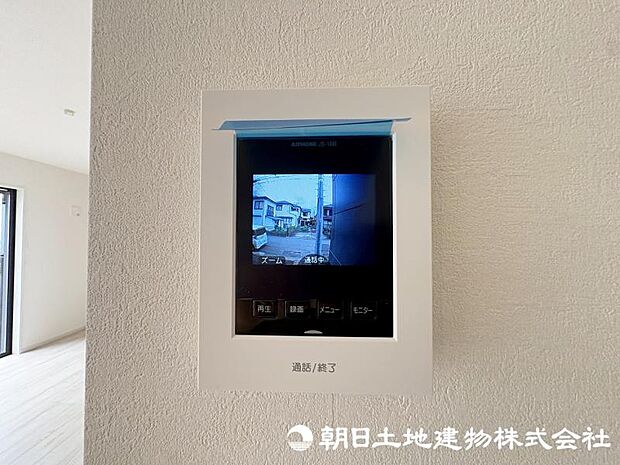 来訪者を室内から確認できるモニター付きインターホンを備え、安心感のある暮らしをサポートします。