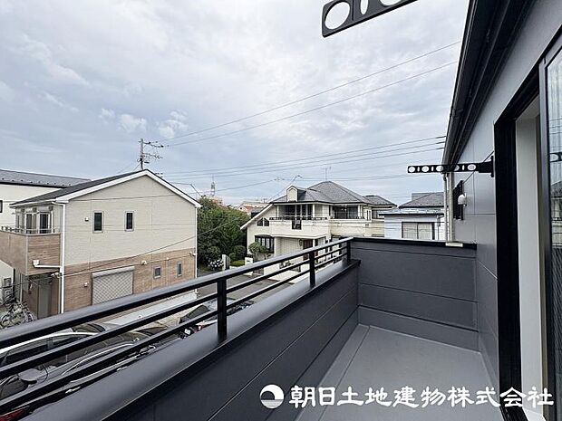 住まいに開放感をプラスするバルコニー。日当たりや風通しを感じながら、心地よい時間を過ごせる場所です。