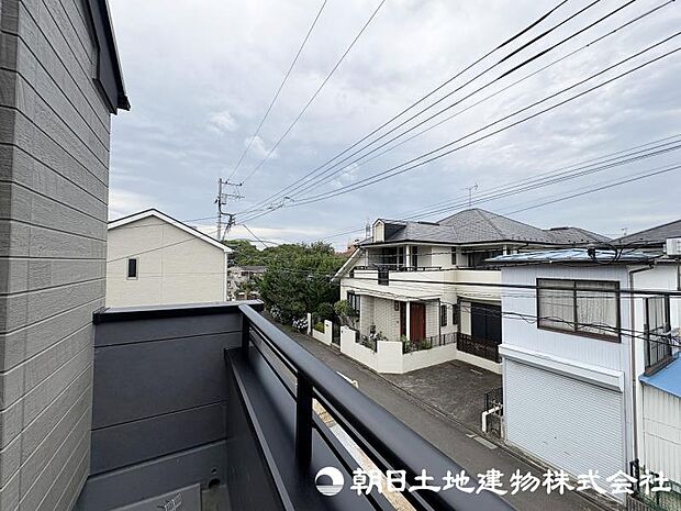 住まいに開放感をプラスするバルコニー。日当たりや風通しを感じながら、心地よい時間を過ごせる場所です。