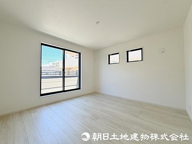 ＜主寝室＞バルコニーに面した明るい主寝室7.7帖でお過ごしいただけます。