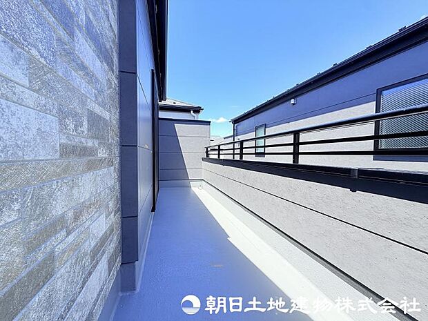 ＜バルコニー＞奥行のあるバルコニーでお洗濯物をゆったりと干せます。