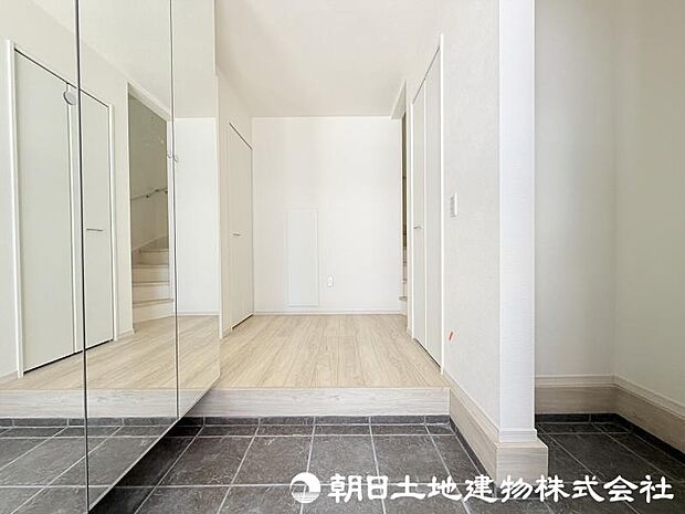 ＜玄関＞ベビーカーやゴルフバックを置けるシューズインクロークも魅力です。