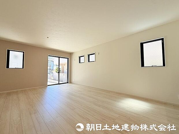 ＜リビング＞広々としているＬＤＫ20帖でお寛ぎいただけます。