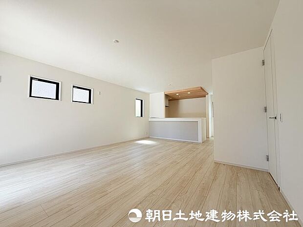 ＜リビング＞白を基調とした清潔感のある室内となっています。