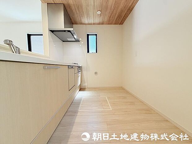 ＜キッチン＞広い家事スペースでご夫婦でのお料理もお楽しみいただけます。