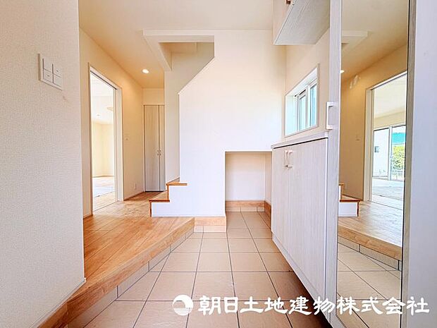 住まいの第一印象を演出する玄関。ご家族やゲストを心地よく迎え入れる、明るく清潔感のある空間です。