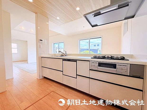 毎日の料理が楽しくなる、使い勝手に配慮したキッチン。家族との会話を楽しみながら、心地よい時間をお過ごしいただけます。