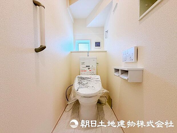 毎日使う場所だからこそ、清潔感と使いやすさが大切なトイレ。快適な暮らしをサポートする落ち着いた空間です。