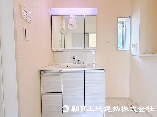 朝の準備から帰宅後の手洗いまで、家族みんなが使いやすい洗面所。快適な暮らしを支える実用的なスペースです。