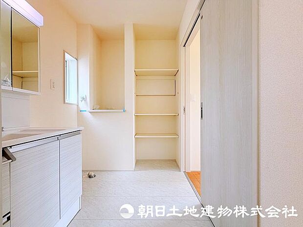 朝の準備から帰宅後の手洗いまで、家族みんなが使いやすい洗面所。快適な暮らしを支える実用的なスペースです。