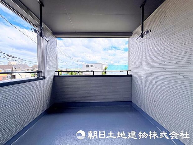 住まいに開放感をプラスするバルコニー。日当たりや風通しを感じながら、心地よい時間を過ごせる場所です。