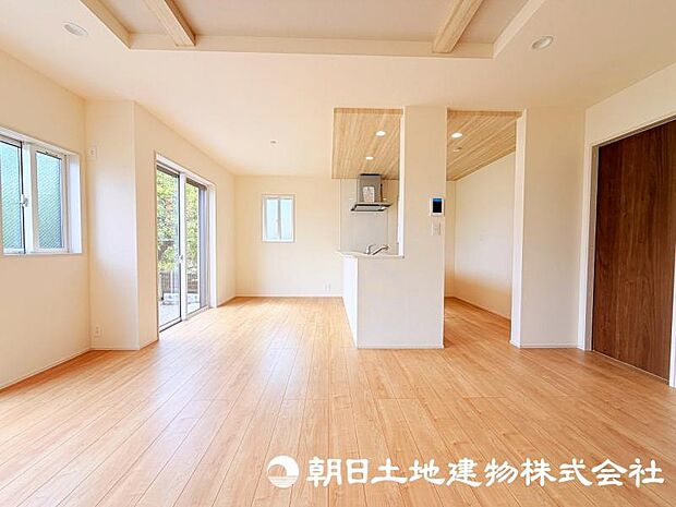 日々の暮らしの中心となるリビングは、居心地の良さと使いやすさを兼ね備えた空間です。家族との会話を楽しみながら、快適な時間を過ごせます。