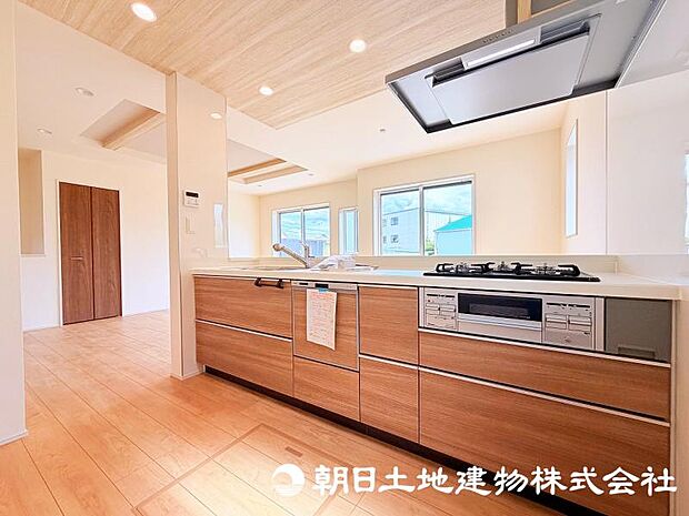 毎日の料理が楽しくなる、使い勝手に配慮したキッチン。家族との会話を楽しみながら、心地よい時間をお過ごしいただけます。