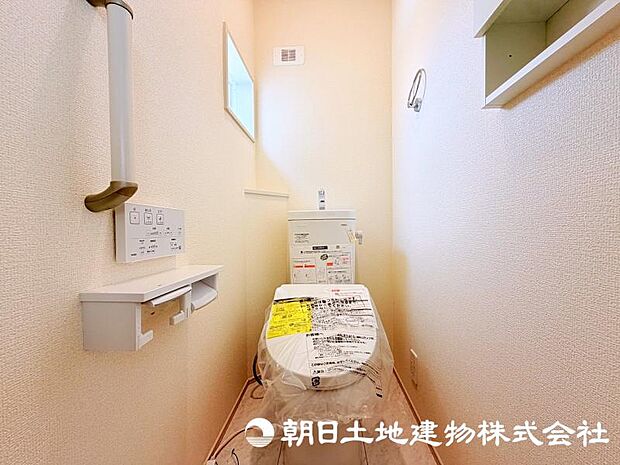毎日使う場所だからこそ、清潔感と使いやすさが大切なトイレ。快適な暮らしをサポートする落ち着いた空間です。