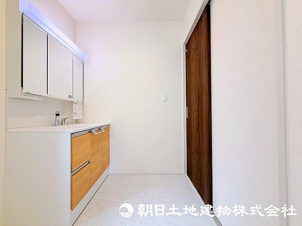 朝の準備から帰宅後の手洗いまで、家族みんなが使いやすい洗面所。快適な暮らしを支える実用的なスペースです。