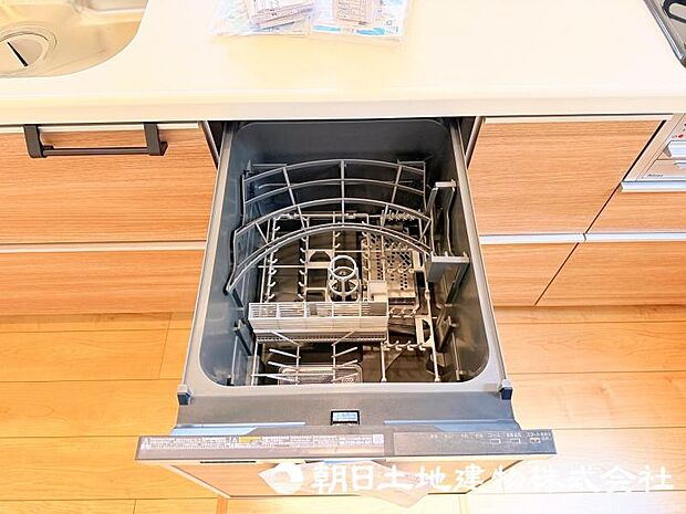 食器洗いの負担を軽減してくれる食洗器を備えたキッチン。家事の効率化をサポートし、ゆとりある時間を生み出します。