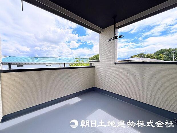 住まいに開放感をプラスするバルコニー。日当たりや風通しを感じながら、心地よい時間を過ごせる場所です。