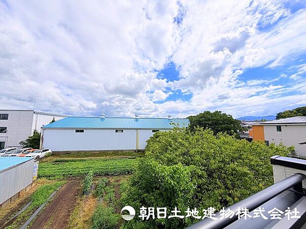 視界が広がる眺望は、住まいに開放感をもたらす魅力のひとつ。日常の中でゆったりとした時間を楽しめます。