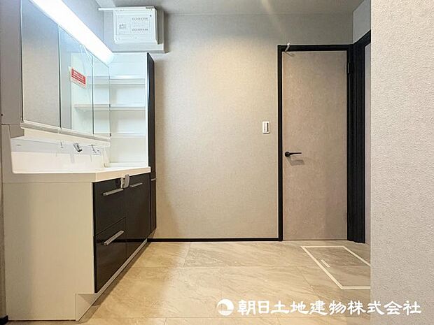 <洗面室>すっきりと収納ができる三面鏡タイプの洗面台です。
