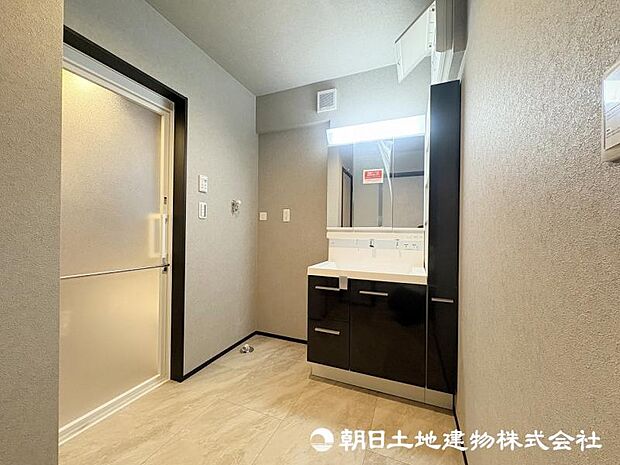 <洗面室>洗面室&浴室はキッチンと近く家事動線がスムーズです。
