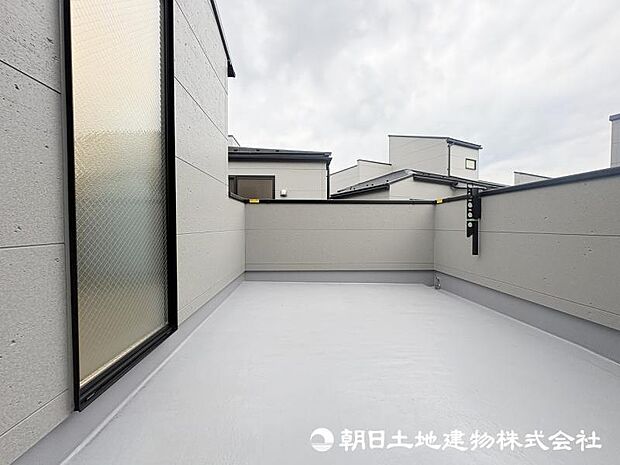 <バルコニー>奥行のあるバルコニーでお洗濯物をゆったりと干せます。