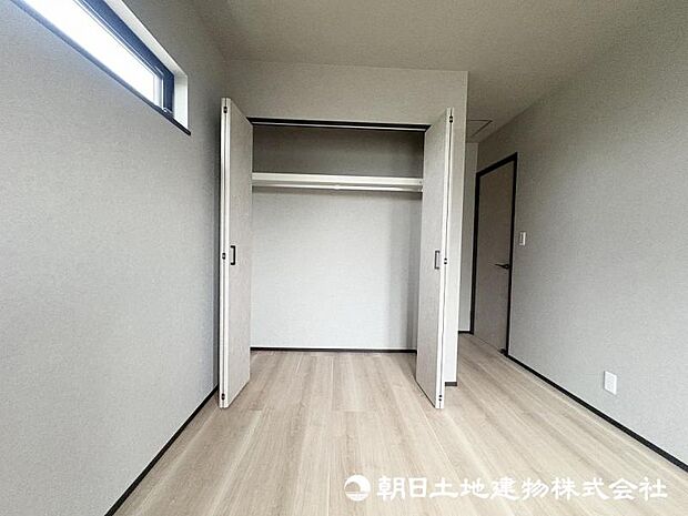 <収納>各洋室にクローゼットがありお洋服をすっきりと収納できます。