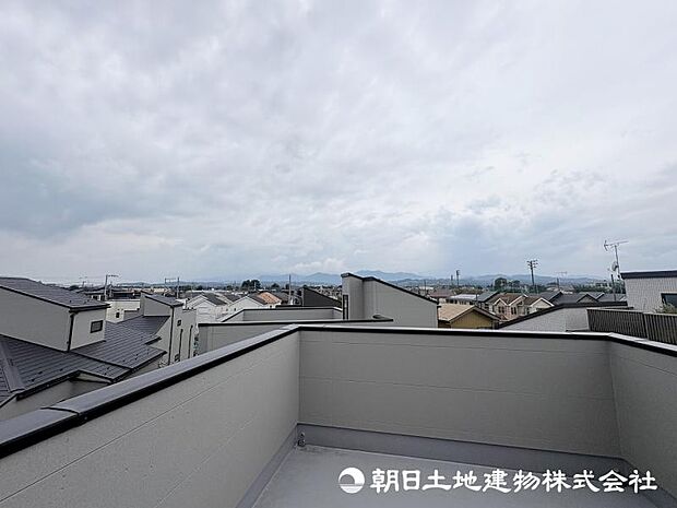 <眺望>開放感のある屋上バルコニーでお寛ぎいただけます。