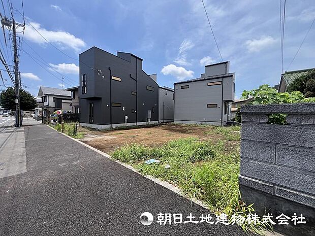 <現地>ウォークインクローゼット等の収納が豊富な間取りです。