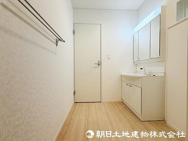 <洗面台>すっきりと収納ができる三面鏡タイプの洗面台です。