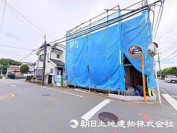 ＜現地＞お子様の顔が見えるリビングイン階段も魅力です。