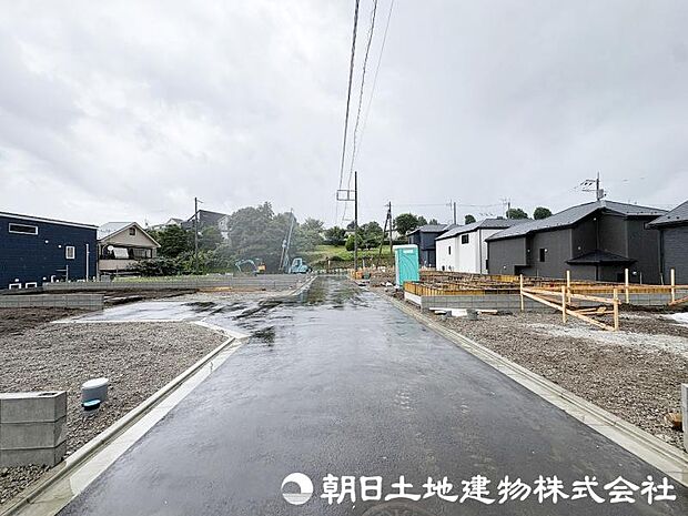 前面道路は交通量が少なく目の離せない小さなお子様のいらっしゃるご家庭でも安心してお暮し頂けます。