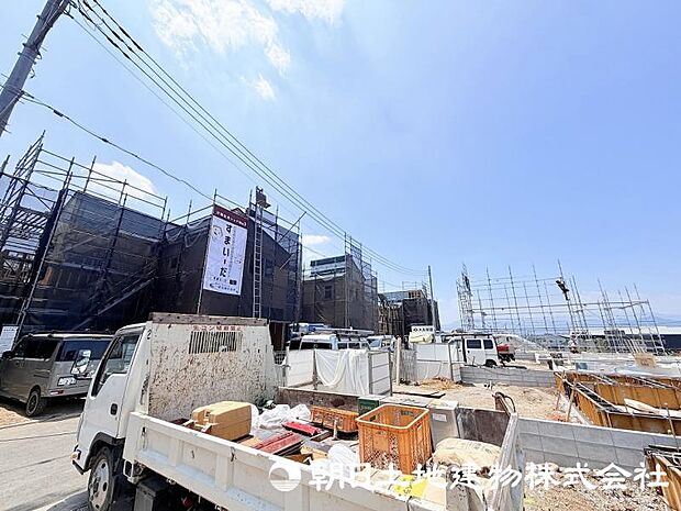 現在内外装とも建築中です。完成後に隠れて見えなくなる構造部分等もご確認できる状況でございます。