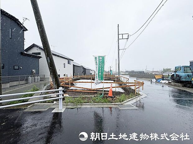 車種によりますが2台のお車が縦列で駐車可能。その他自転車やオートバイ等も置けるゆとりがあります。