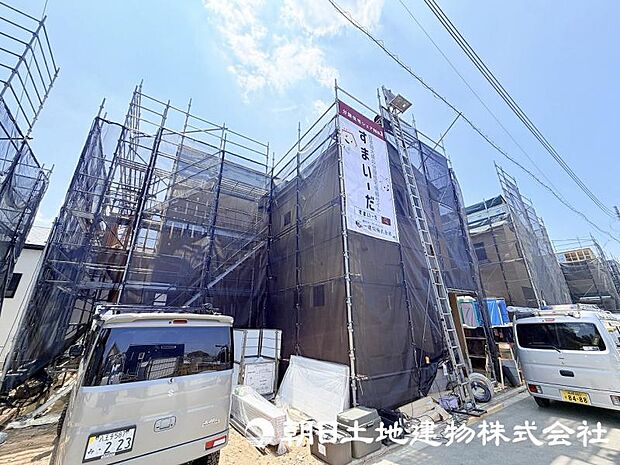 街並みに調和する新しい住まいが建築中です。周辺環境とのバランスを大切にした、快適な暮らしを叶える住まいの完成をお楽しみください。