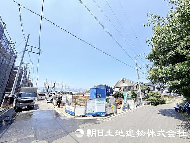 現在建築中の注目物件です。街の景観に配慮した外観と、暮らしやすさを考えた住まいが完成予定です。新しい街の一員となる住まいの誕生をお楽しみください。