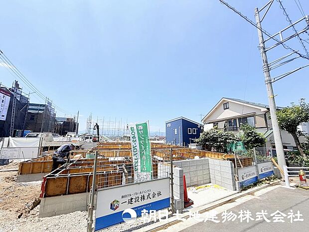 現在内外装とも建築中です。完成後に隠れて見えなくなる構造部分等もご確認できる状況でございます。