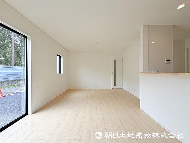 <リビング>東南向きの大きな窓がある明るいリビング空間です。