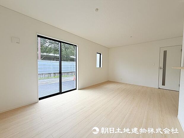 <リビング>ご家族様が集うLDKは16帖の広さがあります。